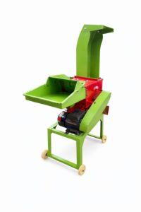 الماكينة عبارة عن حجر دوّار أو محور فيه سكاكين يدور بسرعة عالية، بيمرر المخلفات من فتحة الدخول → السكاكين تقطعها → تخرج من فتحة الخروج بشكل قطع صغيرة يسهل التعامل معها 2. أنواعها حسب مصدر الدفع كهربائية مناسبة للمزارع الصغيرة والمتوسطة أقل في تكلفة التشغيل هادئة نسبيًا تحتاج مصدر كهرباء ثابت بنزين مناسبة للمزارع البعيدة عن الكهرباء قوية في الفرم نشاط طويل بدون أسلاك 3. أهم استخداماتها العملية تجهيز علف أخضر للحيوانات فرم الحشائش لتغذية الحلال والدواجن تقطيع عيدان الذرة الجافة فرم مخلفات القش والحطب الخفيف إعداد مخلفات للمسالخ أو السماد العضوي 4. مميزات الماكينة دي جودة تصنيع ممتازة وقوة تحمل عالية سكاكين من حديد صلب معالج حراريًا تدوم لفترة طويلة إنتاجية عالية في الشغل المتواصل مزودة بـ عجل لسهولة النقل من مكان لمكان صيانة سهلة وتبديل القطع الخفيفة 5. إنتاجيتها تقريبًا حسب الموديل وحجم المخلفات ممكن تفرق من 300 كجم – 800 كجم/ ساعة وأكثر في الموديلات الكبيرة. يعني تقدر تجهّز كمية كبيرة في وقت قليل. 6. استخدام آمن لمنع دخول اليدبداخل الفك أثناء التشغيل قفلة أمان فوق الفتحة ينفع تشتغل بيه لفترات طويلة بشرط تبريد وتزييت دوري